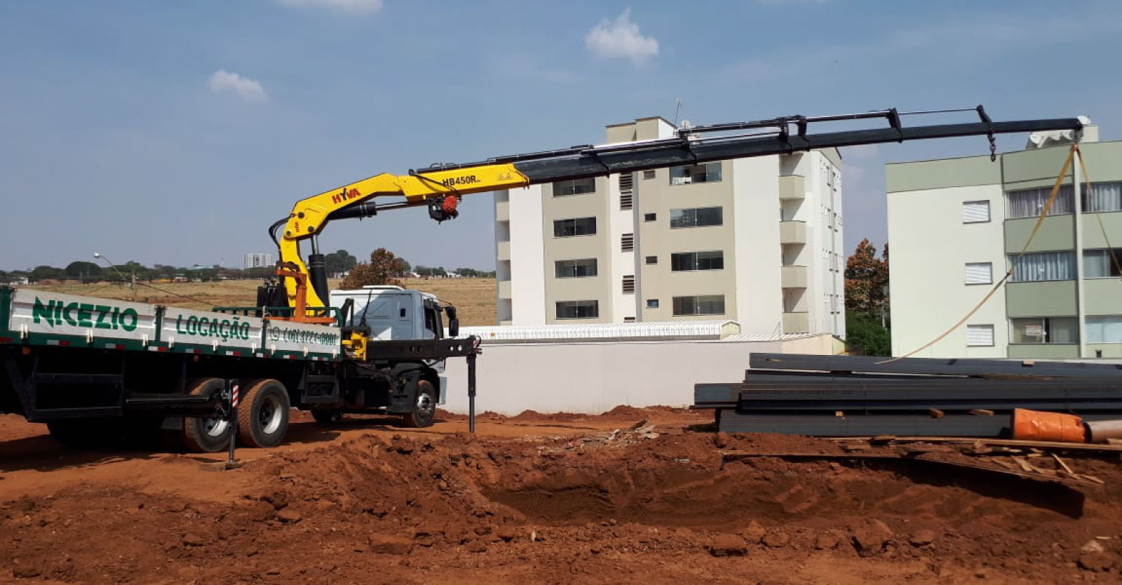 Caminhão Munck da Nicezio içando vigas metálicas em obra de Franca SP