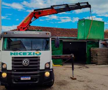 Caminhão Munck Nicezio movimentando container em Franca SP